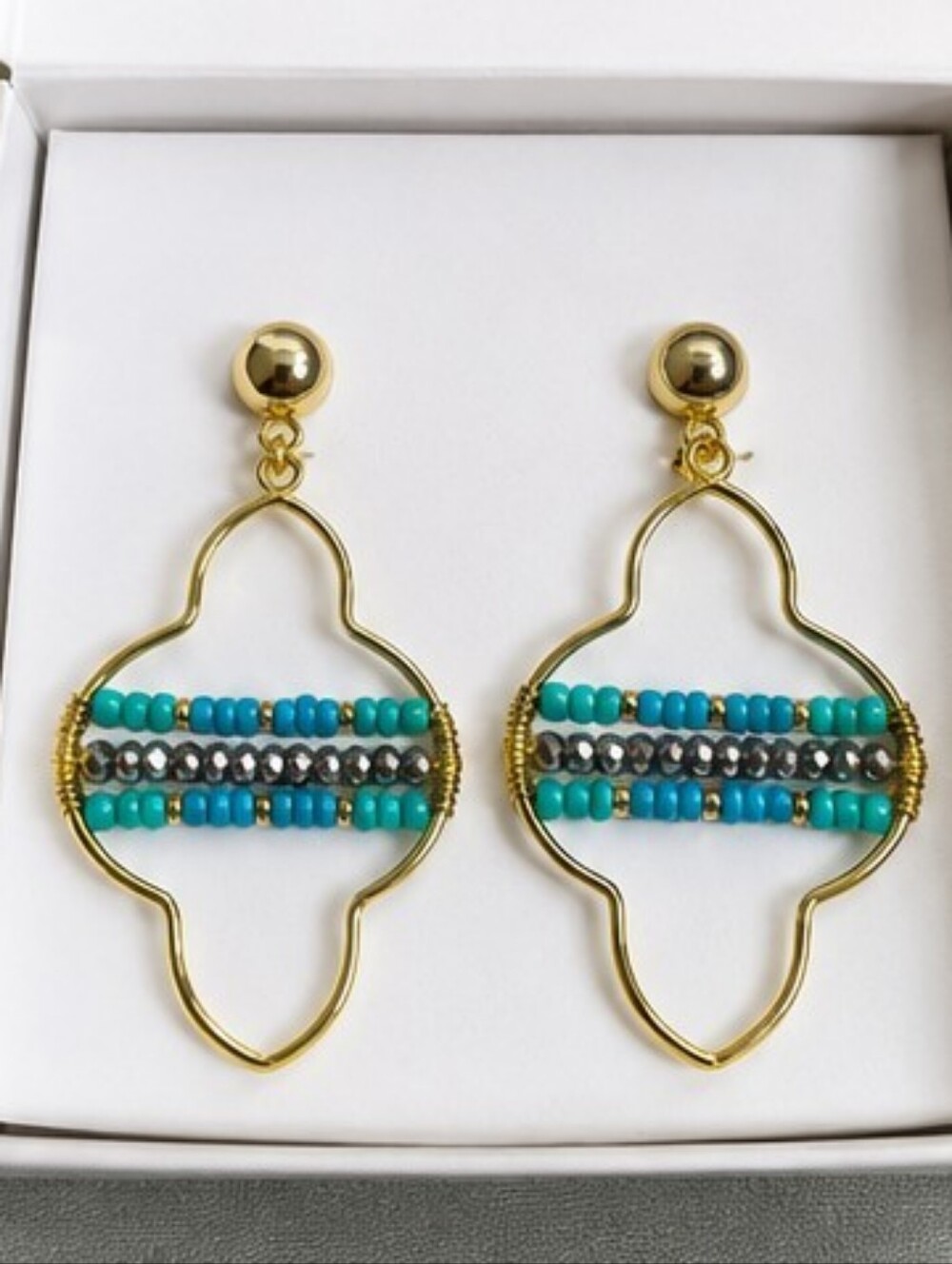 Vintage New Old Stock Gold Tone Beaded Quatrefoil Dangle Earrings Turquoise Hema - Picture 6 of 8